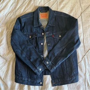 Levi’s Men medium blue wash denim jacket - size medium